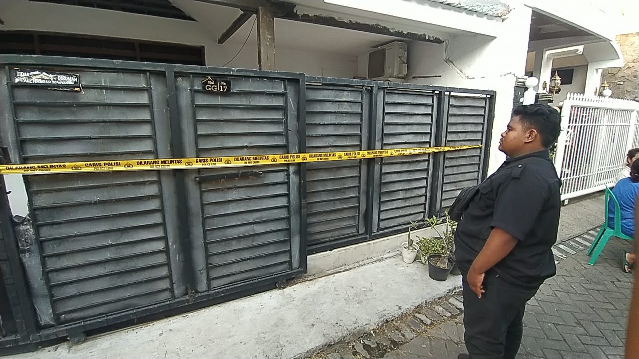 Garis polisi terpasang di rumah korban, Sandra, Taman Darmo Indah Selatan Gang GG/17, Tandes, Surabaya. (IST)