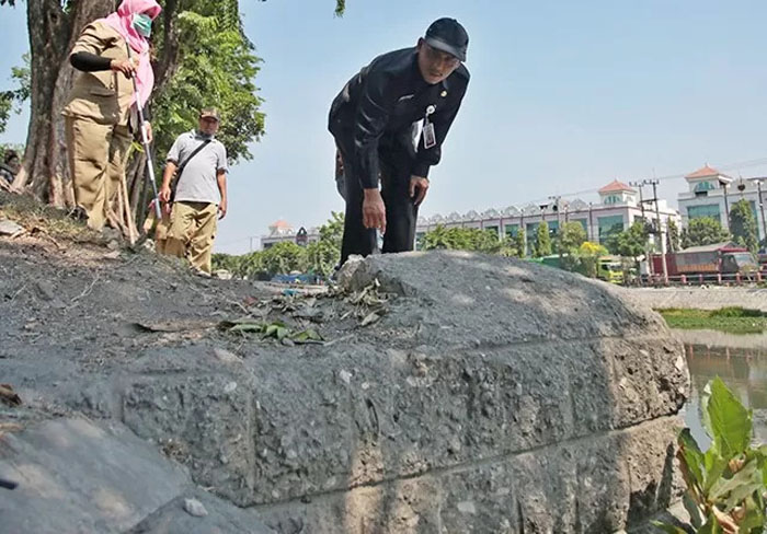 Pintu masuk diduga bunker di tepi Kalimas yang masih tertutup semen denan posisi di belakang pertokoan Semutkali dekat Stasiun Surabaya Kota.