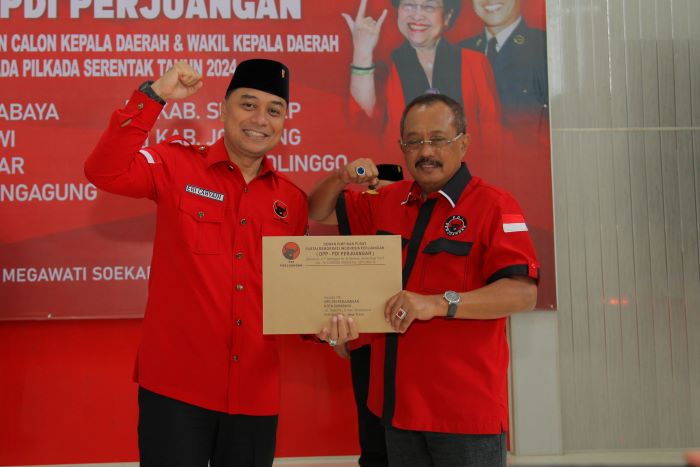 SEMANGAT: Pasangan petahana Eri Cahyadi dan Armuji menerima rekom dari PDIP untuk maju di Pilwali Kota Surabaya, Selasa (30/7). (SURYANTO/RADAR SURABAYA)
