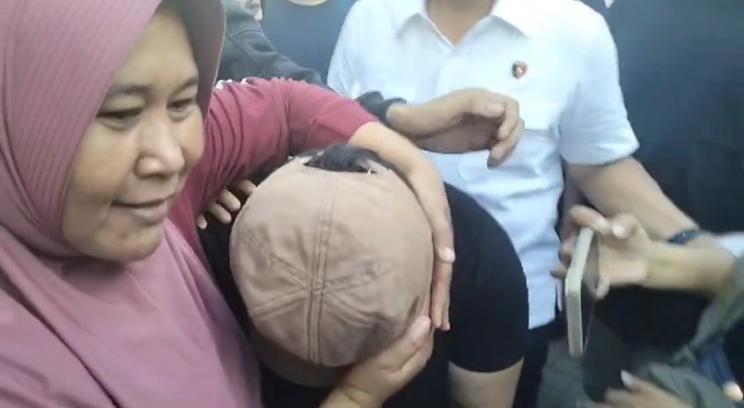 Terduga pelaku digelendang petugas. Wanita 26 tahun itu diduga menganiaya kakaknya hingga meninggal dunia. (IST)