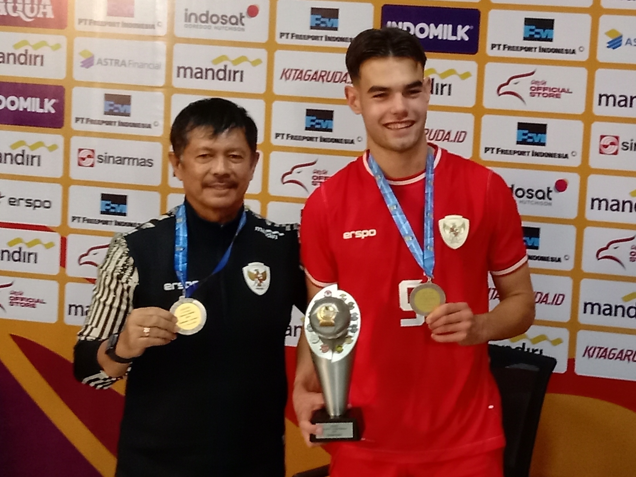 Pelatih Indra Sjafri berjaya membawa timnas Indonesia U-19 jadi juara Piala AFF U-19 di Surabaya. (ANDY SATRIA/RADAR SURABAYA)