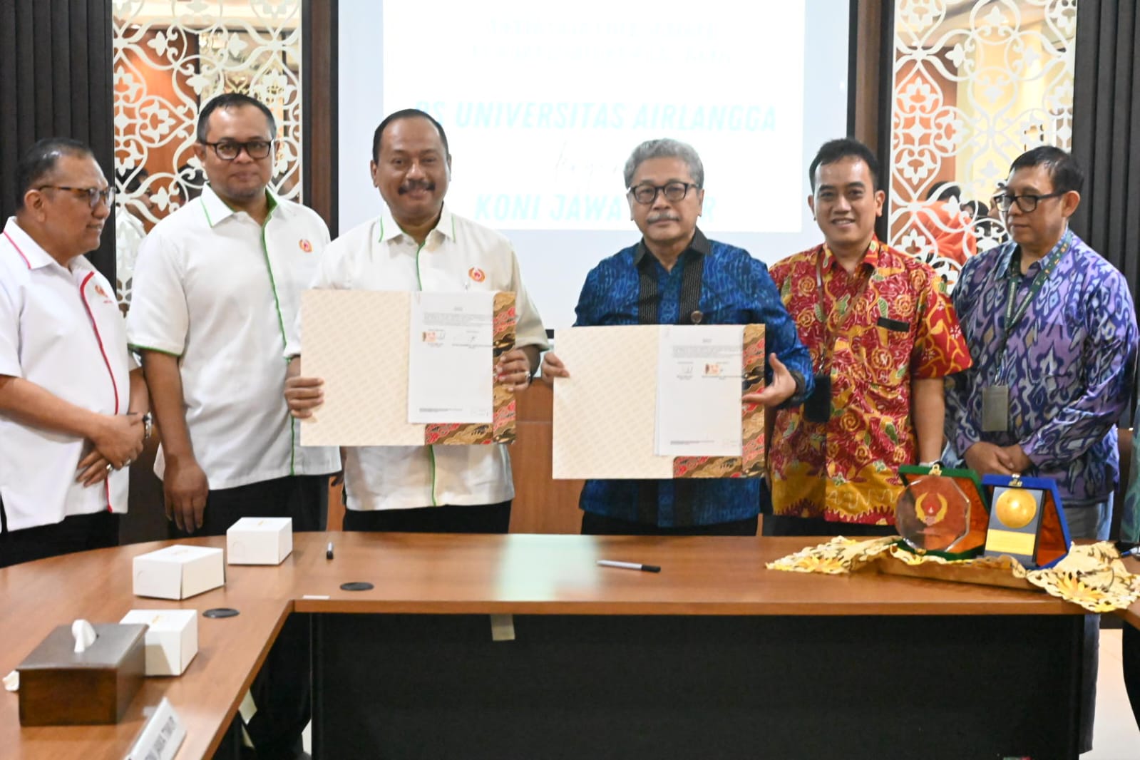 Ketua KONI Jatim Muhammad Nabil dan Direktur RSUA Prof Dr dr Nasronudin Sp.PD. K-PTI FINASIM usai penandatangan kerjasama.