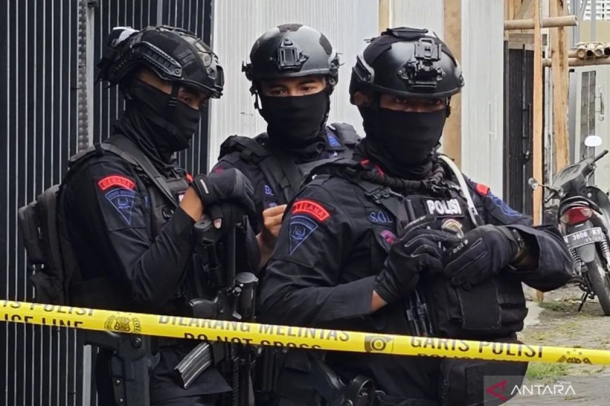 Tim Gegana melakukan siaga untuk mengamankan proses penggeledahan rumah di Jalan Samanhudi Gang 26, Jeding, Junrejo, Batu.