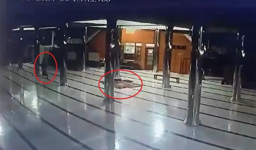 Rekaman CCTV masjid Miftahul Abidini Krian saat sang balita tidur sendirian dan ditinggal pergi ibunya.