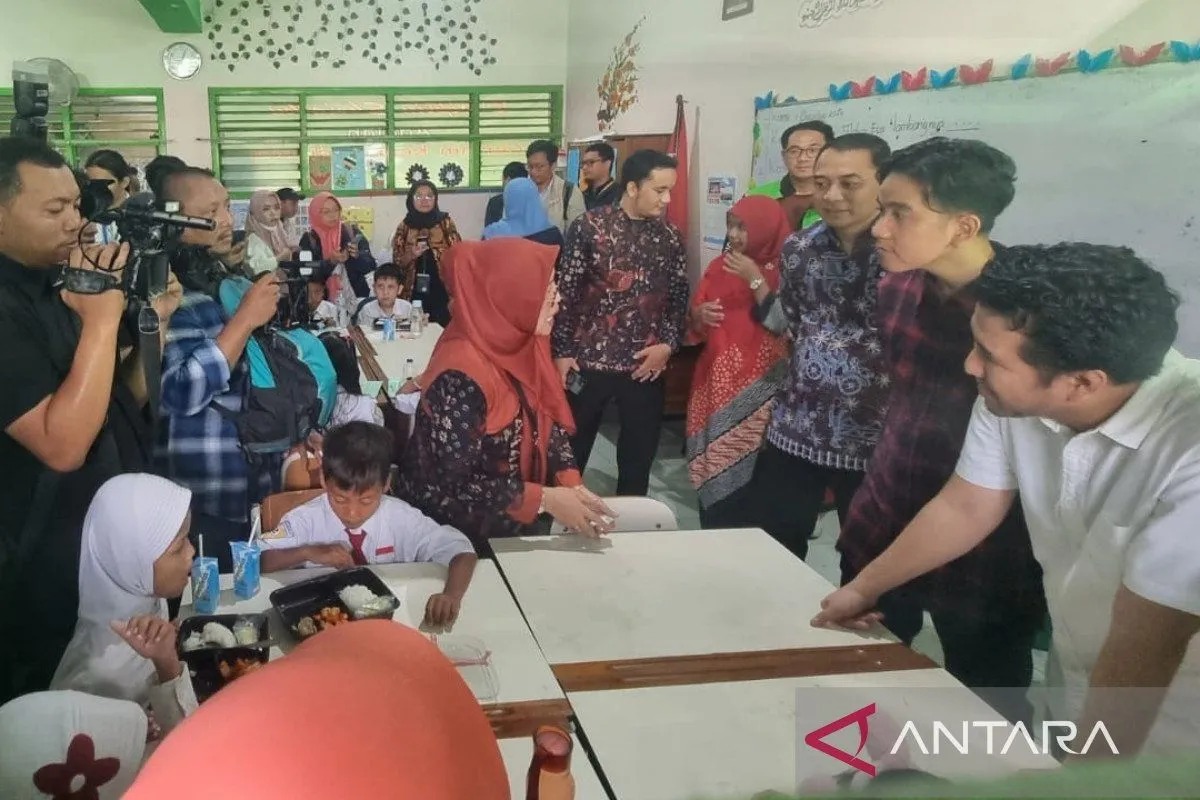 Gibran bersama Emil Dardak dan Wali Kota Surabaya Eri Cahyadi saat meninjau uji coba program makan siang gratis di SDN Klampis Ngasem III Surabaya.
