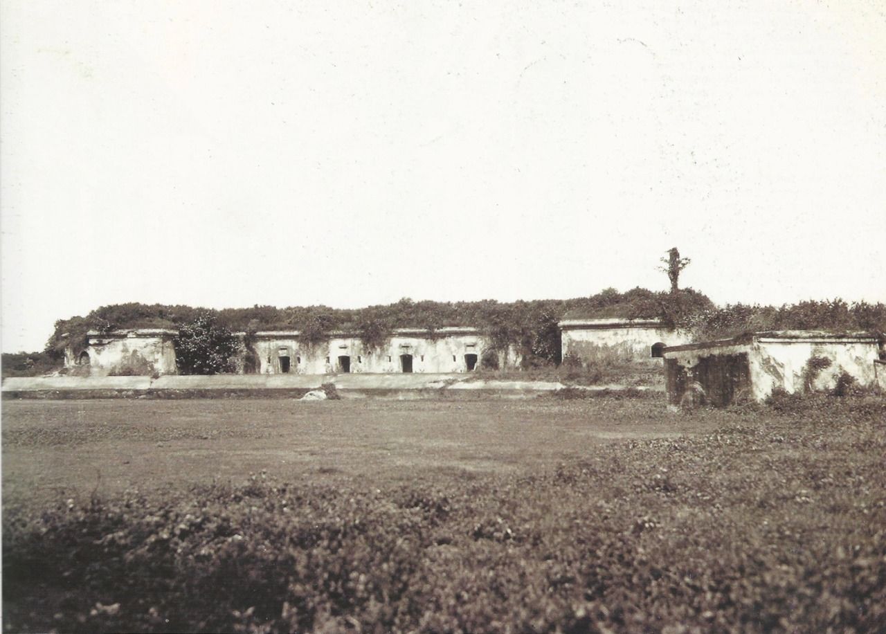 Foto sisa reruntuhan benteng Prins Hendrik di kawasan Ujung, Semampir, Surabaya yang dipotret tahun 1923.