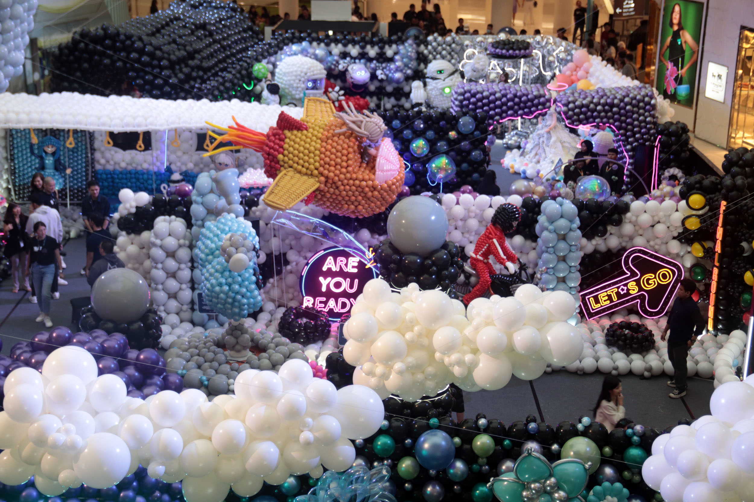 Dalam Indonesia Ballon Art Festival 2024 di Ciputra World Surabaya melibatkan 58 balloon artist yang mengkreasikan 200 ribu balon.