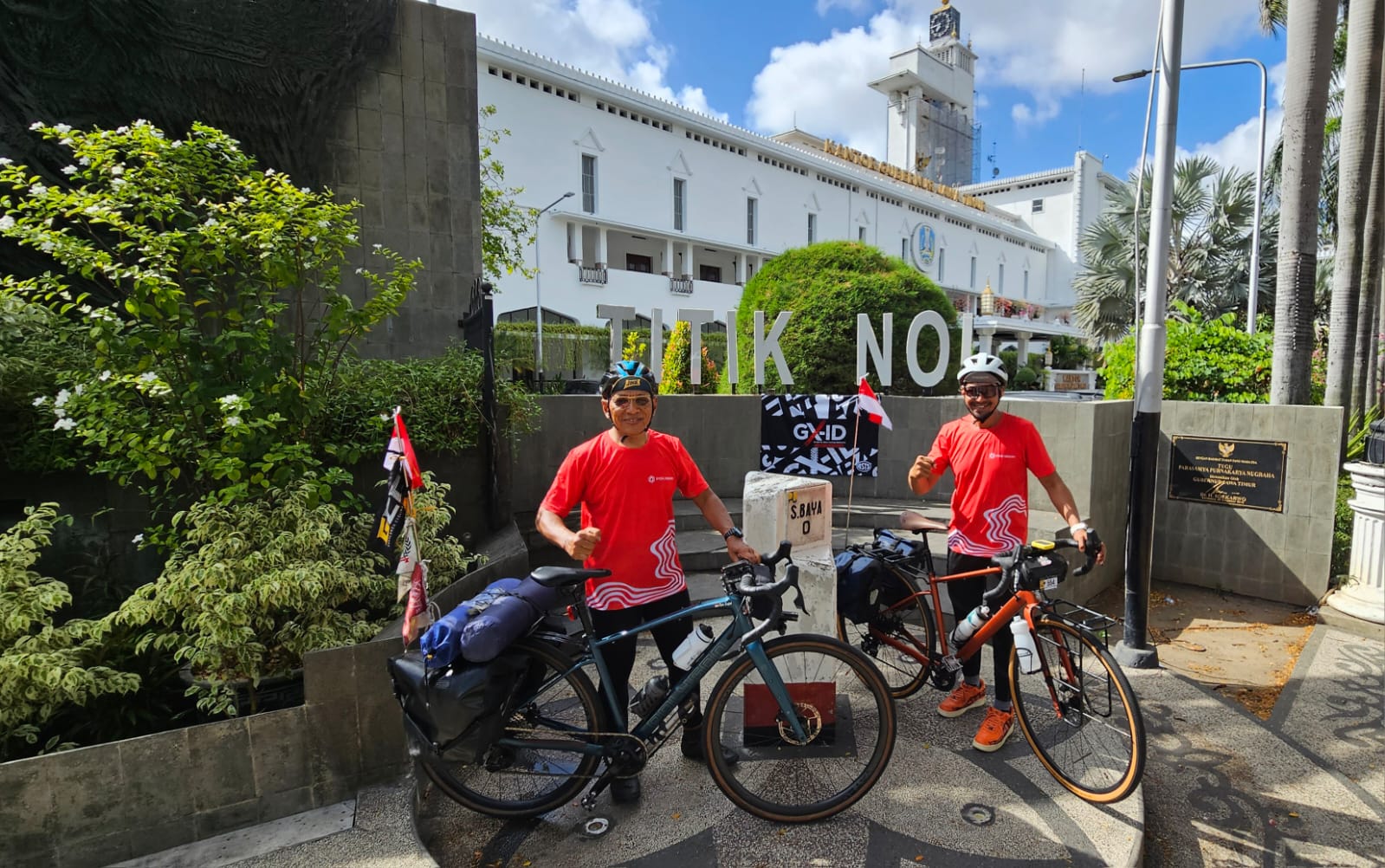 Sugeng Santoso dan Wirawan Dwi memulai tur sepeda ke IKN dari Titik Nol Surabaya. (IST)