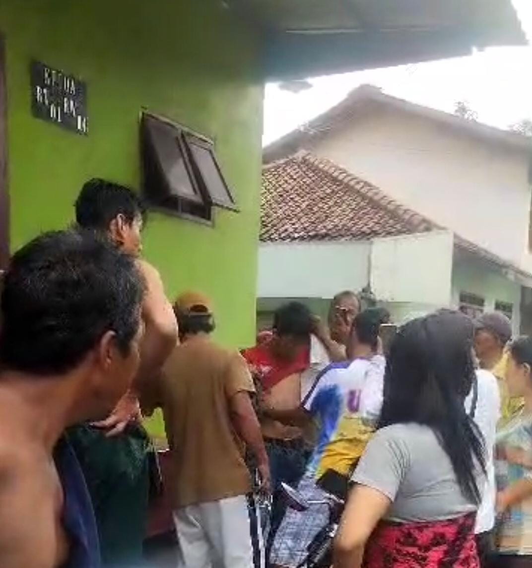 TWL saat dikepung massa usai mencuri HP di Jalan Bulak Banteng Kidul, Surabaya. (IST)