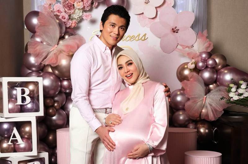 BAHAGI: Pasangan Reino Baracak dan Syahrini yamg baru saja dikaruniai putri pertama.