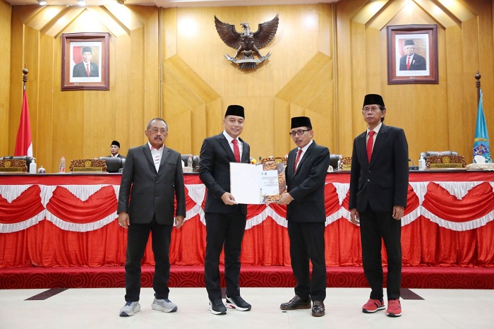 SIAP: Wali Kota Surabaya Eri Cahyadi didampingi Wakil Wali Kota Armuji, Ketua DPRD Kota Surabaya Adi Sutarwijono dan Wakil Ketua AH Thony saat rapat paripurna, Kamis (1/8) . (SURABAYA/GO.ID)