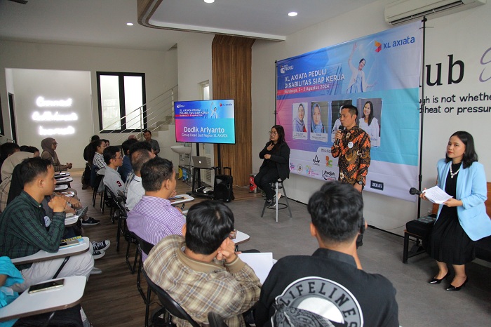 SERIUS: Group Head XL Axiata East Region Dodik Ariyanto berbincang dengan peserta program Disabilitas Siap Kerja di Nutrihub, Ngagel, Surabaya, Jumat (2/8). (SURYANTO/RADAR SURABAYA)