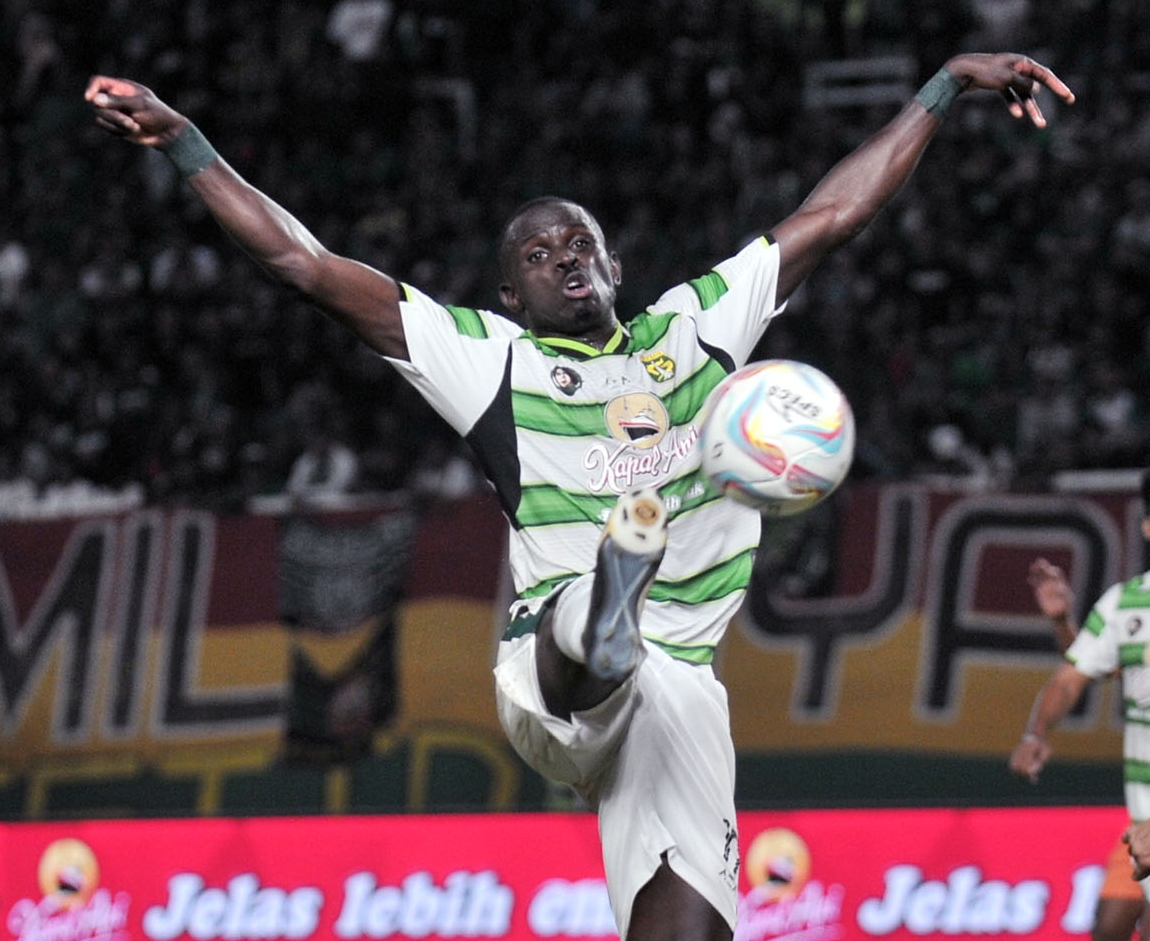 Flavio Silva beraksi saat laga ujicoba Persebaya Surabaya lawan Persibo Bojonegoro