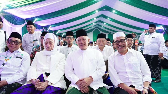 BERSAMA: Rais Syuriah PWNU KH Anwar Manshur (kiri), Ketua&nbsp;PWNU Jatim KH Hakim Machfudz (tengah), dan Ketua MUI Jatim KH Hasan Mutawakil Alallah. (MUS PURMADANI/RADAR SURABAYA)