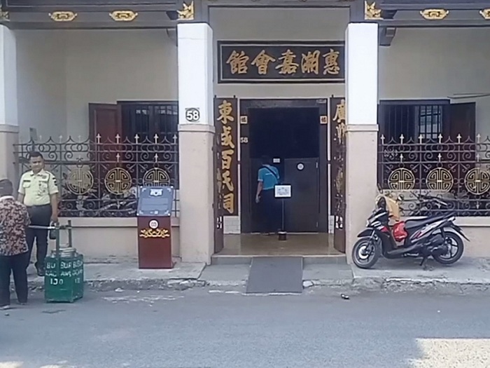 TERTUA: Rumah di Jalan Slompretan Surabaya yang digunakan untuk perkumpulan Hwie Tiauw Ka sejak 1820 sampai saat ini masih eksis. (RAHMAT SUDRAJAT/RADAR SURABAYA)