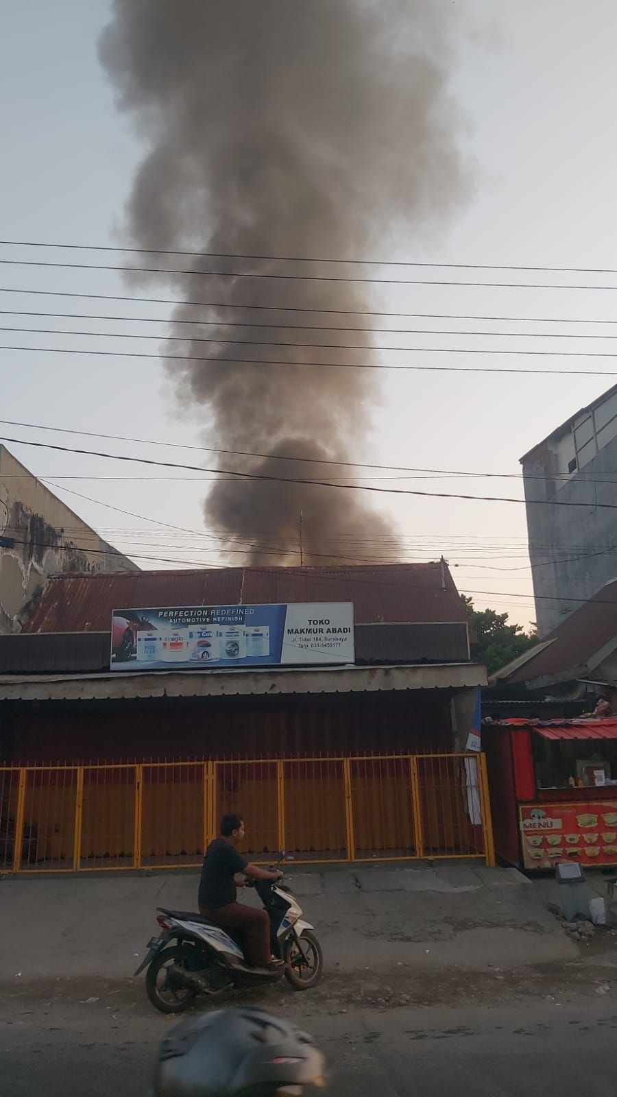 Rumah di Jalan Tidar, Surabaya, terbakar diduga akibat tabung gas. Dua penghuni alami luka bakar. (IST)