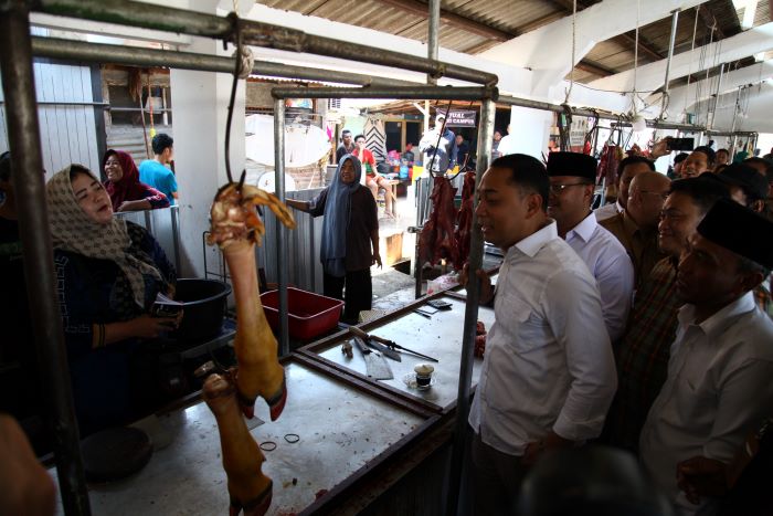 KOMUNIKASI: Wali Kota Surabaya Eri Cahyadi berbincang dengan para pedagang daging sapi di Pasar Daging Arimbi, Jalan Arimbi, Surabaya, Senin (5/8). (SURYANTO/RADAR SURABAYA)
