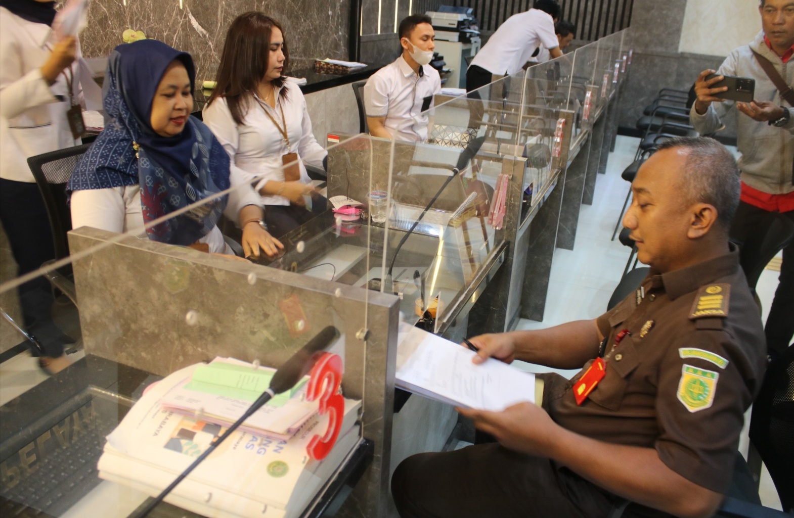 Jaksa Akhmad Muzakki mengisi form pendaftaran kasasi di PTSP di PN Surabaya. (IST)