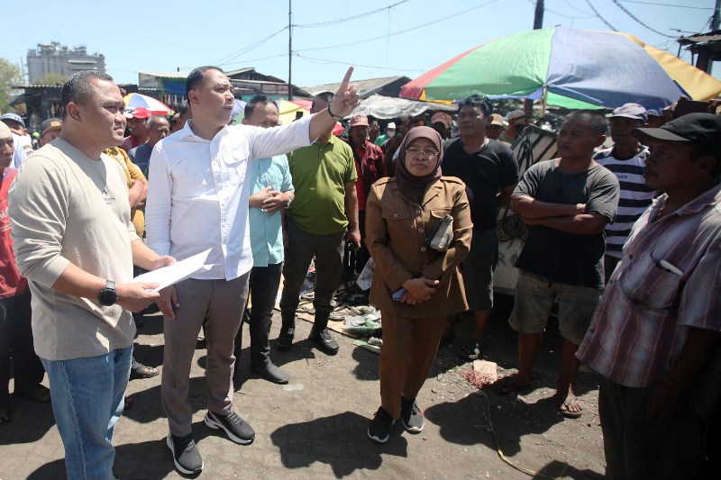 Wali Kota Surabaya Eri Cahyadi saat sidak di Pasar Loak Dupak Surabaya.