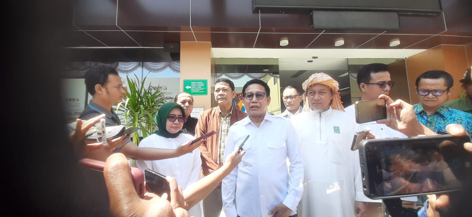 Ketua DPW Partai Kebangkitan Bangsa (PKB) Jawa Timur Abdul Halim Iskandar beserta pengurus mendatangi Ditreskrimsus Polda Jatim, Jalan Ahmad Yani Surabaya Selasa (6/8). (Mahrus/Radar Surabaya)