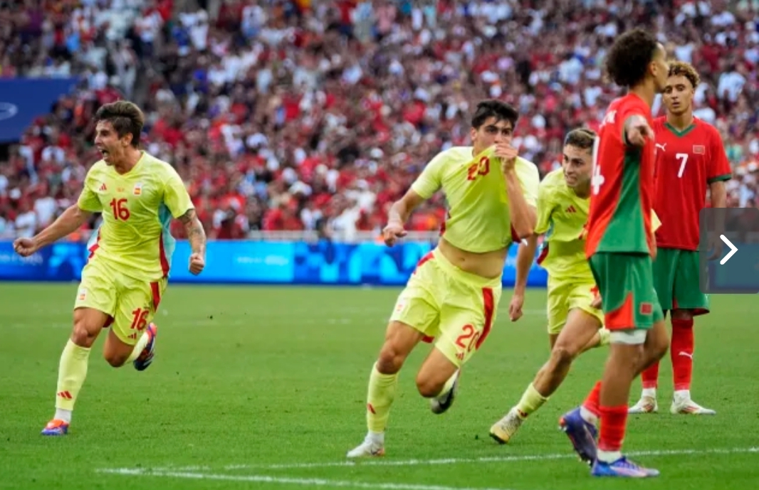 Juanlu Sanchez merayakan gol kedua timnya selama pertandingan semifinal sepak bola putra antara Maroko dan Spanyol di Olimpiade Musim Panas 2024, di Stadion Marseille.