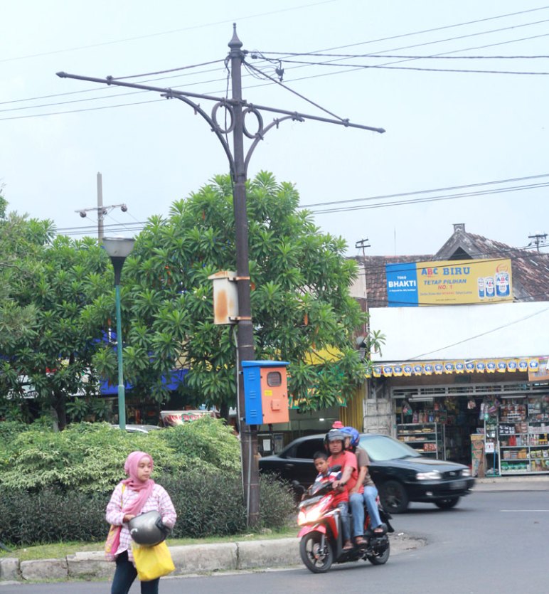 Tiang pantograf di Jalan Rajawali.