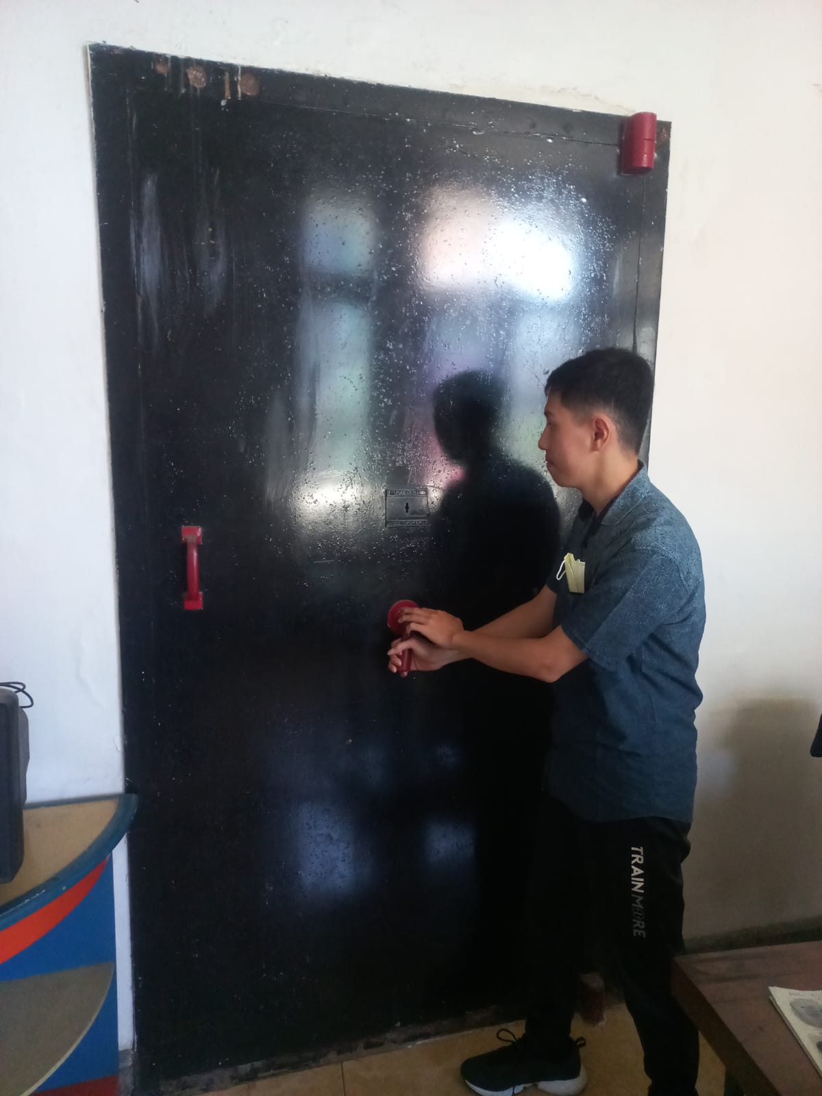 TERKUNCI RAPAT: Pintu besi yang diduga pintu bunker di gedung Radar Surabaya.