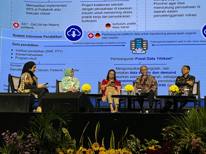 DISKUSI: Ketua Umum Kadin Jatim Adik Putranto berbicara mengenai pencari kerja. (MUS PURMADANI/RADAR SURABAYA)