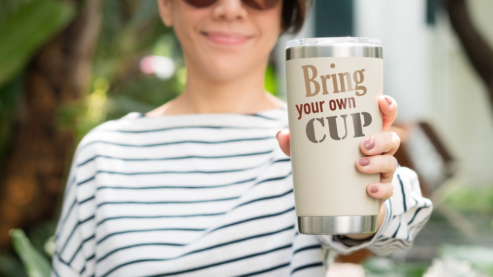 Bawa tumbler saat bepergian banyak manfaatnya.