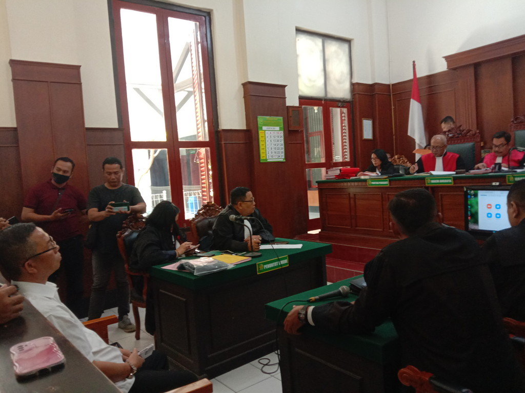 Robert Simangunsong saat mendengarkan putusan hakim di PN Surabaya. (FAJAR/RADAR SURABAYA)