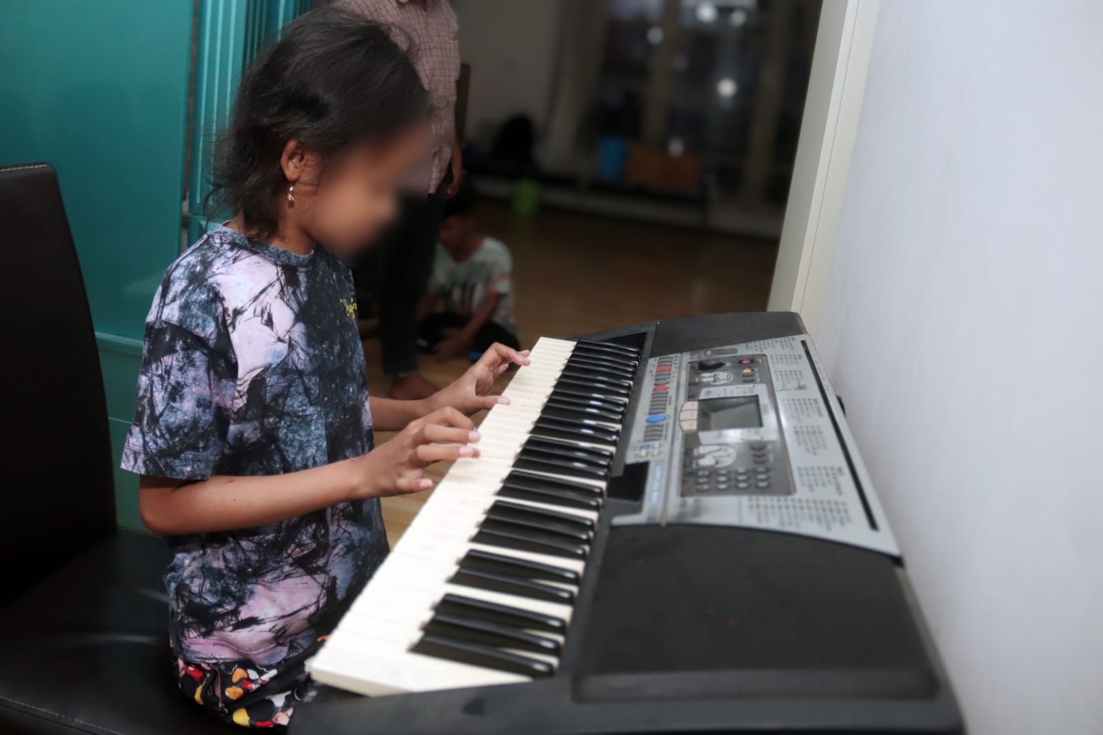 HIBUR DIRI: Micel bermain organ tunggal di rumah singgah Nginden Intan Barat, Surabaya, Selasa (6/8).