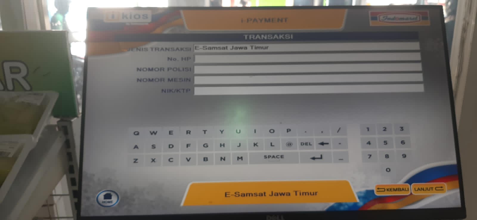 Wajib pajak saat melakukan transaksi pembayaran pajak motor melalui mesin i Kios di salah satu minimarket di Surabaya Selatan. (MAHRUS/RADAR SURABAYA)