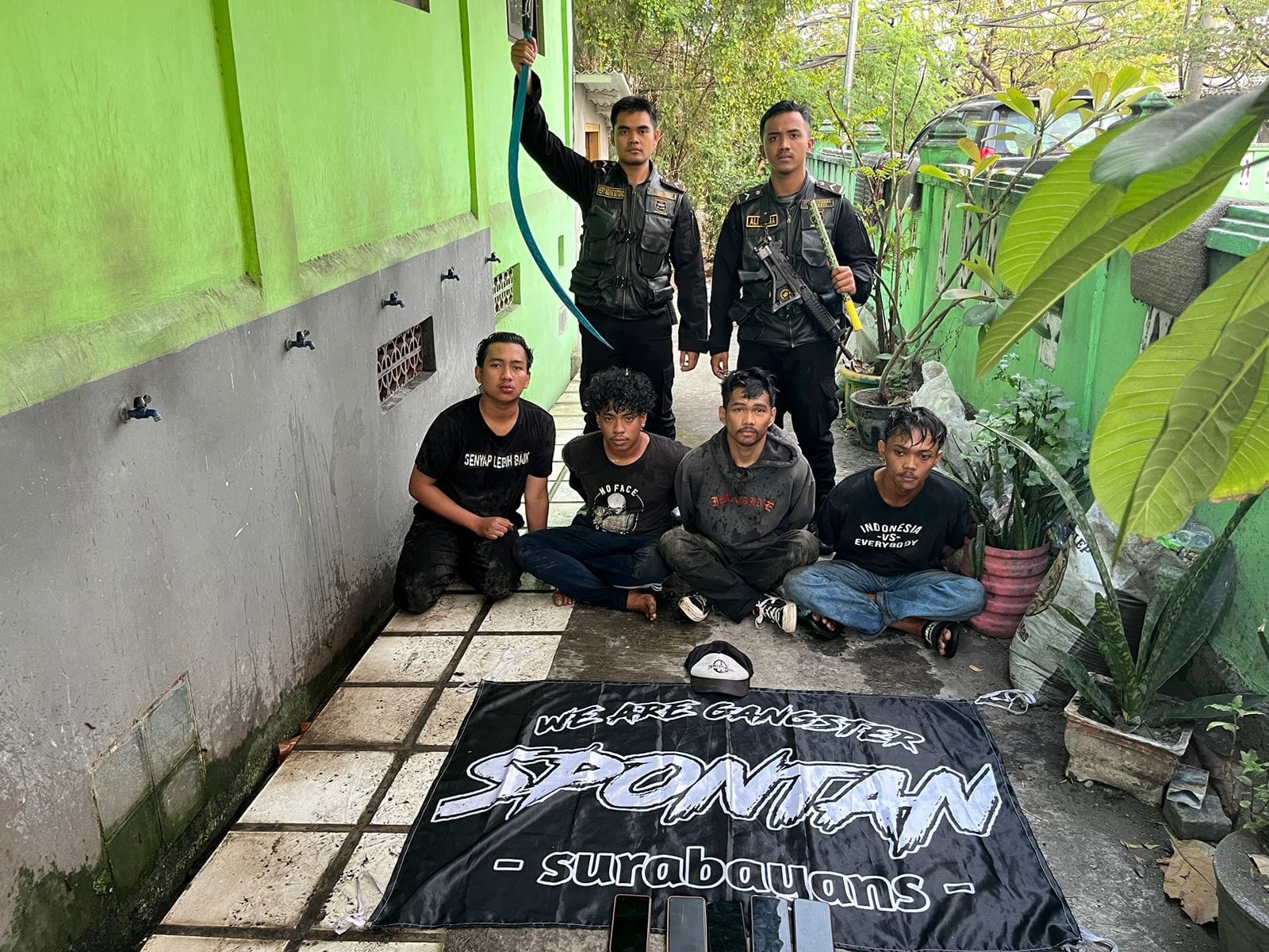 Empat anggota geng Spontan Surabaya diamankan di Polsek Benowo. Tim Respatti mengamankan celurit setelah sempat kejar-kejaran hingga Jalan Osowilangun. (IST)