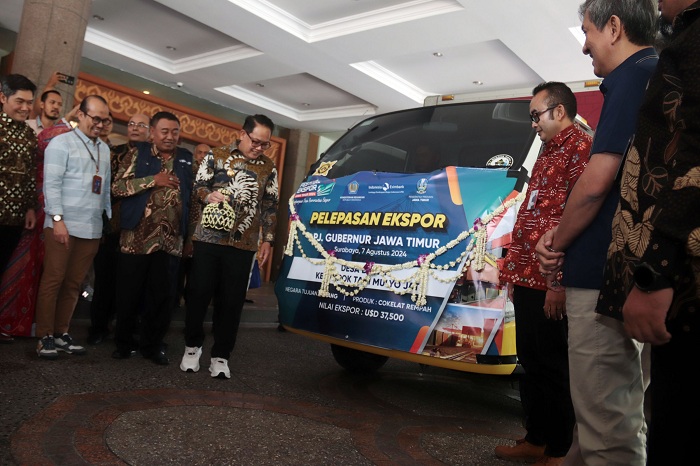 SUKSES: Penjabat (Pj) Gubernur Jatim Adhy Karyono melepas lima truk produk ekspor Jatim di sela Festival Eskpor 2024 di Shangri-La Hotel Surabaya, Rabu (7/8). (ANDY S/RADAR SURABAYA)