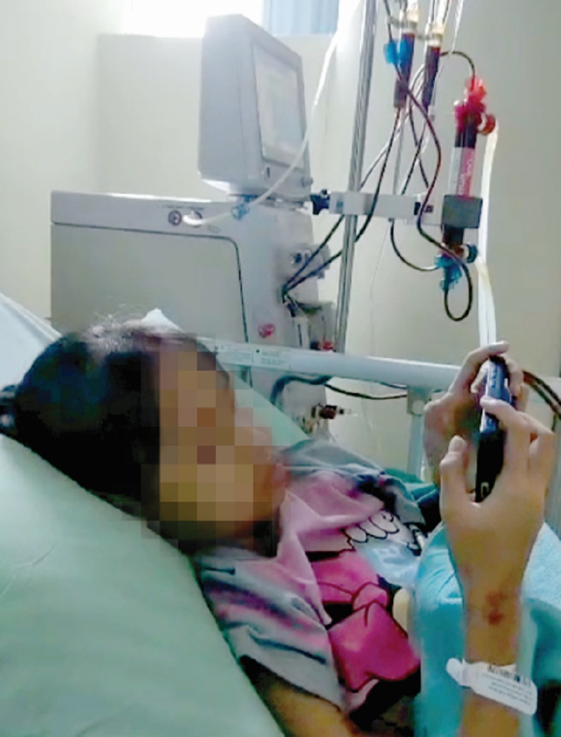 HARUS DIWASPADAI: Seorang pasien anak dengan gagal ginjal menjalani hemodialisa di RSUD Dr Soetomo.