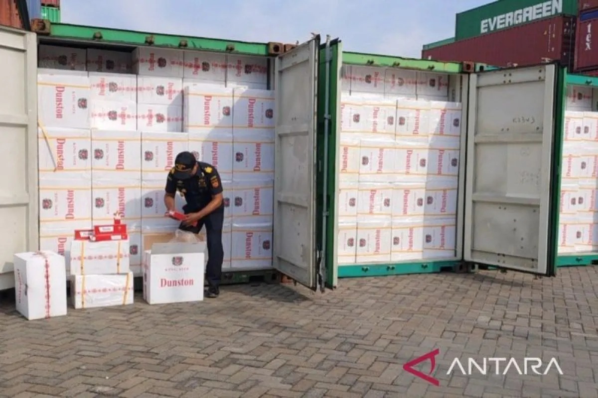 Aparat KPPBC Tipe Madya Pabean Tanjung Perak Surabaya menyita rokok impor ilegal dalam  16 kontainer di Surabaya, Rabu (7/8/2024).