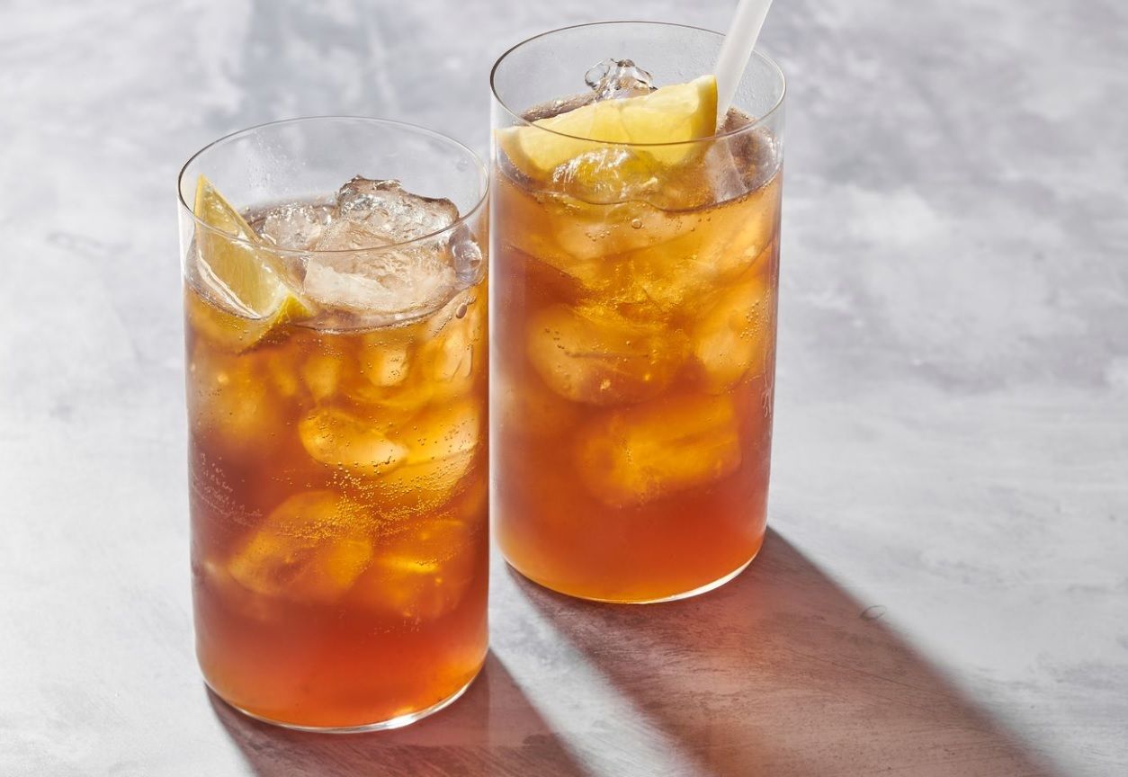 Es teh manis memang menjadi minuman segar yang menggiurkan, namun dampak buruk jika dikonsumsi secara berlebihan juga perlu diwaspadai.