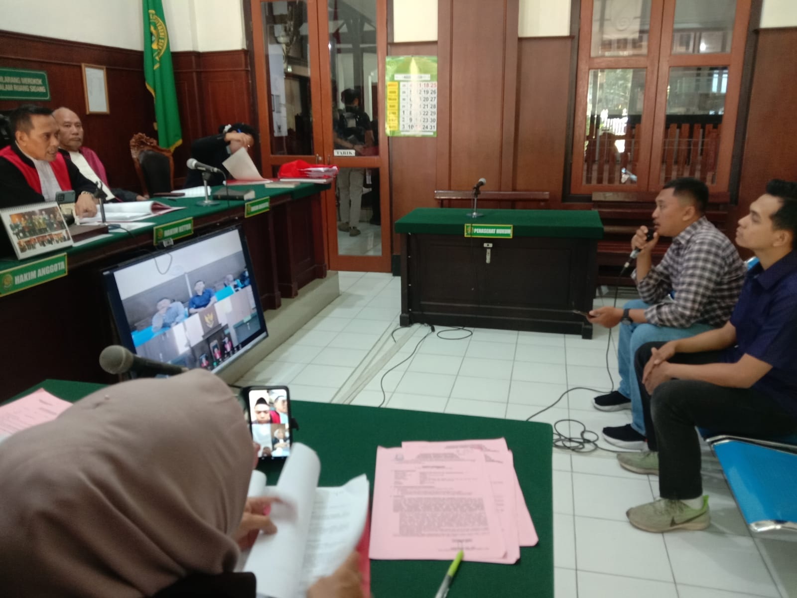 Diki Ramadhani dan Mochammad Ilham Akbar memberikan keterangan di PN Surabaya. (FAJAR/RADAR SURABAYA)