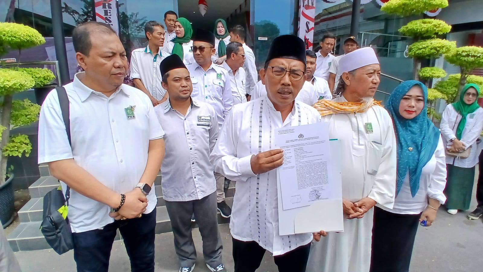 Ketua DPC PKB Surabaya Musyafak Rouf melaporkan Lukman Edy ke Polrestabes Surabaya terkait berita bohong. (IST)&nbsp;