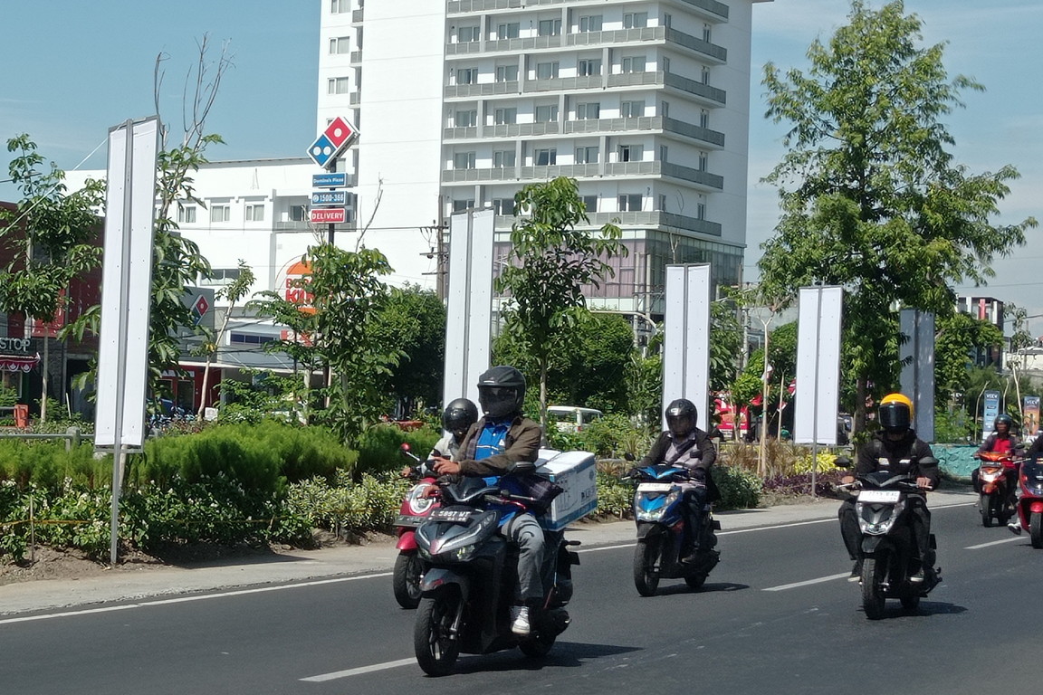 Salah satu kawasan di Surabaya Selatan yang banyak dipasangi baliho atau banner. (SURYANTO/RADAR SURABAYA)