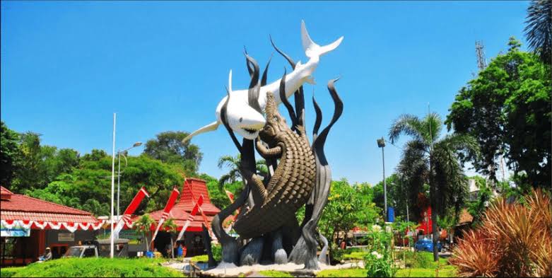 IKON: Monumen Sura dan Buaya sebagai lambang/logo Kota Surabaya.