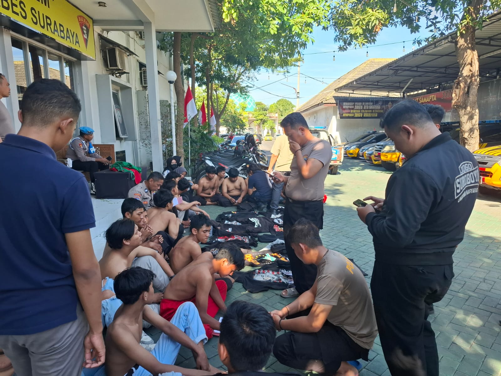 Sebanyak 22 remaja diamankan Tim Respatti Sat Samapta Polrestabes Surabaya setelah konvoi di tengah kota. Mereka tidak hanya dari perguruan silat tapi juga geng remaja. (GUNTUR IRIANTO/RADAR SURABAYA)