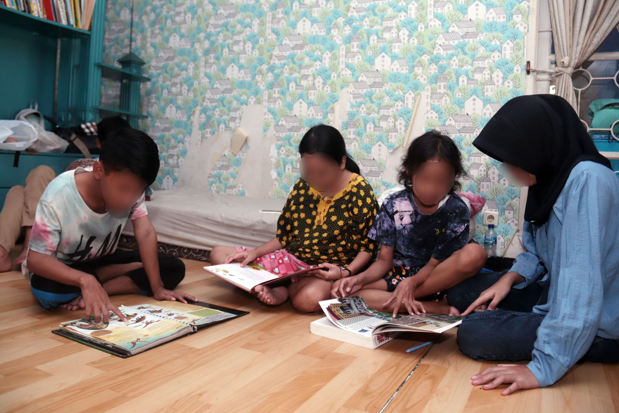SEMUA FASILITAS GRATIS: Sejumlah anak-anak penghuni rumah singgah Rumahku yang merupakan pengidap penyakit kronis beraktivitas bersama selama menghuni rumah yang ada di Kawasan Nginden tersebut.