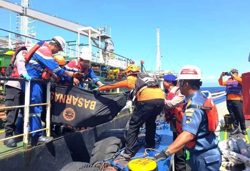 NAHAS: Evakuasi korban dari kapal tanker.