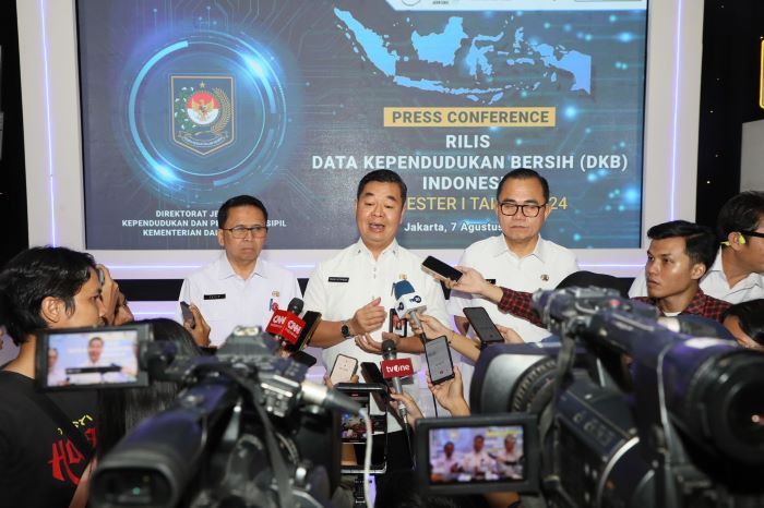 DOORSTOP: Dirjen Dukcapil Kementerian Dalam Negeri (Kemendagri) Teguh Setyabudi menjelaskan mengenai data kependudukan bersih di Jakarta, Rabu (7/8). (IST)