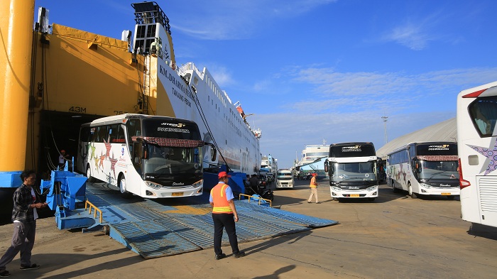 SIAP: Sebanyak 70 bus yang akan digunakan untuk transportasi selama HUT ke-79 Kemerdekaan RI di IKN, diberangkatkan lewat Dermaga Jamrud Utara, Tanjung Perak Surabaya. (IST)