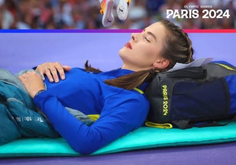 Yaroslava Mahuchikh atlet Ukraina sabet medali emas di cabor lompat tinggi tidur sejenak sebelum pertandingan.