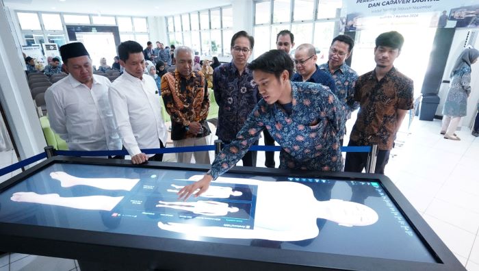 FASILITAS: Rektor ITS Bambang Pramujati (dua dari kiri) bersama jajaran pejabat ITS saat menyaksikan simulasi penggunaan cadaver digital. (IST)