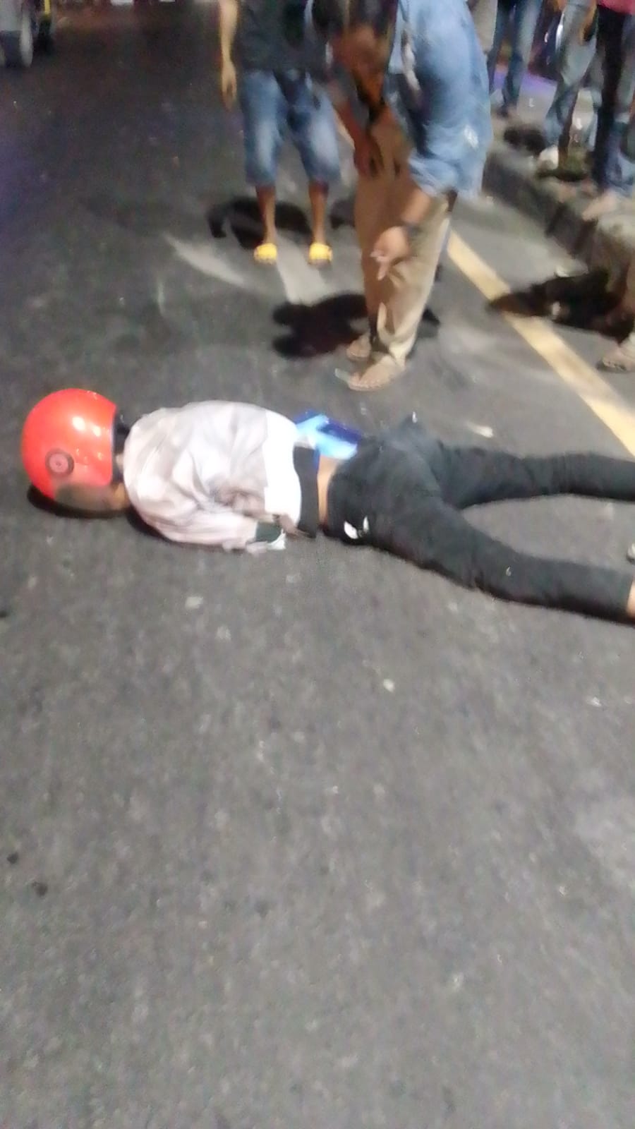 Petugas mengevakuasi mayat korban Deni Setiawan, 19, untuk dibawa ke RSUD dr Soetomo Surabaya. (IST)