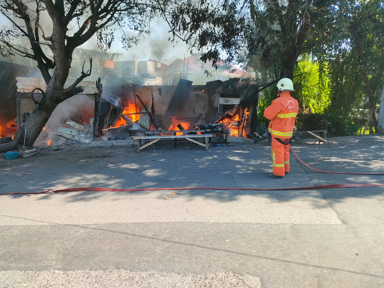 Warung dan bengkel di Jalan Gebang Lor, Surabaya, terbakar diduga akibat korsleting. Akibatnya, empat sepeda motor habis terbakar. (IST)